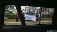 Dalam aksinya mereka juga turut membawa pengeras suara, bendera, serta spanduk aksi.  