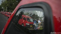 Belasan angkot berwarna merah ini mejeng di depan Balai Kota, mereka memarkirnya dan langsung turun untuk menggelar aksi.  