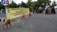 Anggota kepolisian memberikan informasi kepada warga untuk menggunakan jalan alternatif saat penutupan jalan di KM 13 Jalan Holtekamp, Kota Jayapura, Papua, Rabu (2/8/2023).  