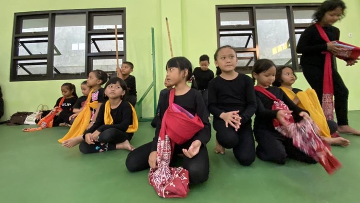 Anak-anak Kampung Glahag, Warungboto, Umbulharjo, Kota Yogyakarta saat mengikuti program Kampung Menari yang diinisiasi Disbud Kota Jogja, Selasa (1/8/2023).