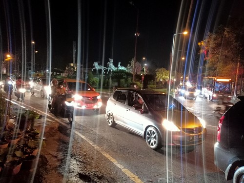 Antrean kendaraan pada momen Galungan, Rabu (2/8/2023) di Jalur Denpasar-Singaraja dengan Jalur Gilimanuk-Denpasar. (Agus Eka/detikBali)