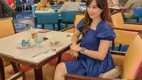 Selain minuman, Anzani penggemar hidangan penutup yang manis. Ada macaroon dan kue yang legit dipesan pada jamuan makan yang dihadirinya. Foto: Instagram/anzani22.fly