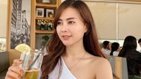 Menyambangi sebuah restoran, segelas minuman segar dipesannya. Setengah gelasnya tampak sudah habis dinikmati Anzani. Foto: Instagram/anzani22.fly