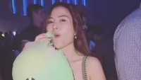 Uniknya, Anzani datang ke The H Club membawa permen kapas yang lucu. Permen berbentuk kelinci tersebut dinikmatinya di lantai dansa. Foto: Instagram/anzani22.fly