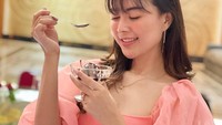 Salah satu dessert favoritnya adalah es krim. Es krim cokelat dengan siraman saus cokelat yang legit dipesannya sebagai pencuci mulut. Foto: Instagram/anzani22.fly