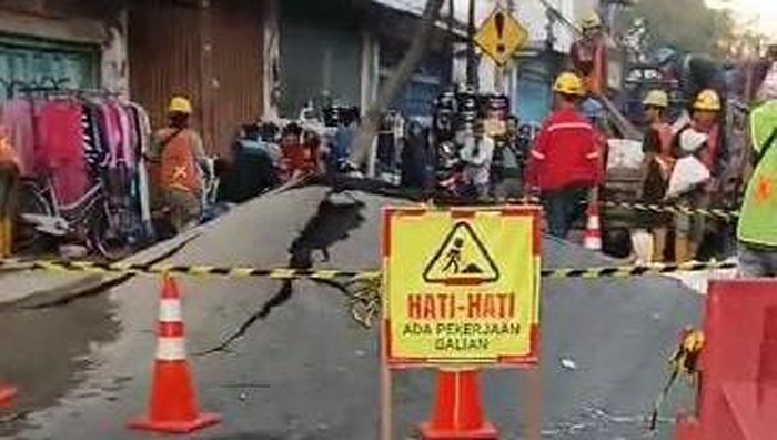 Aspal meledak di Pasar Kembang Surabaya mengejutkan warga yang lewat di lokasi kejadian. Kini, aspal itu sudah ditangani dan rata dengan tanah. Ini penyebabnya.