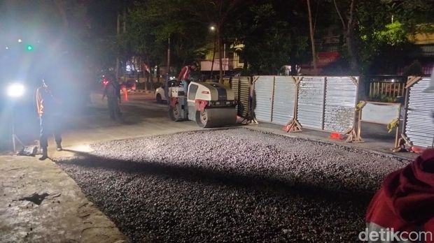 Aspal meledak di Pasar Kembang Surabaya mengejutkan warga yang lewat di lokasi kejadian. Kini, aspal itu sudah ditangani dan rata dengan tanah.