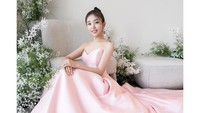 Ada juga foto Baek A Yeon dengan gaun pink. (dok. Instagram Baek A Yeon)