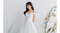 Dalam foto-foto tersebut, tampak sang solois tampil dalam berbagai gaya mulai dari gaun pengantin putih hingga hanbok (pakaian tradisional Korea). (dok. Instagram Baek A Yeon) 