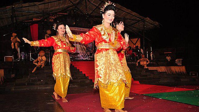 Baju Adat Wanita Bengkulu