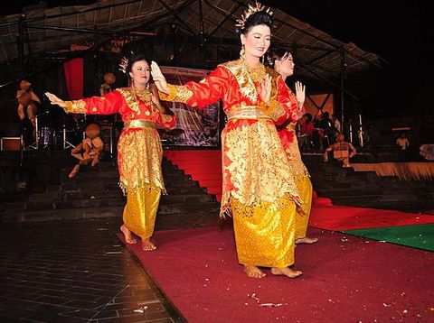 Baju Adat Wanita Bengkulu