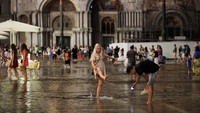 Kota bersejarah yang menjadi salah satu destinasi wisata paling ternama dunia itu kerap banjir dan berisiko masuk dalam daftar hitam situs warisan dunia UNESCO.  