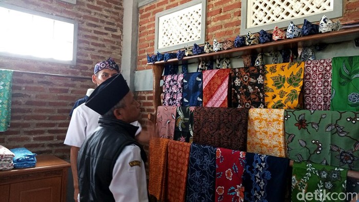 Batik khas Kabupaten Kuningan memiliki motif dari ikon-ikon yang ada di Kota Kuda.