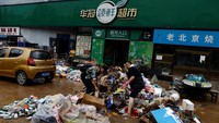 Jalanan dan sejumlah toko juga dipenuhi sampah akibat topan yang membawa hujan deras dan banjir tersebut.  