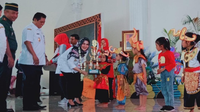 Bupati Klaten Sri Mulyani menyerahkan piala dan piagam lomba SAE Fest 2023.
