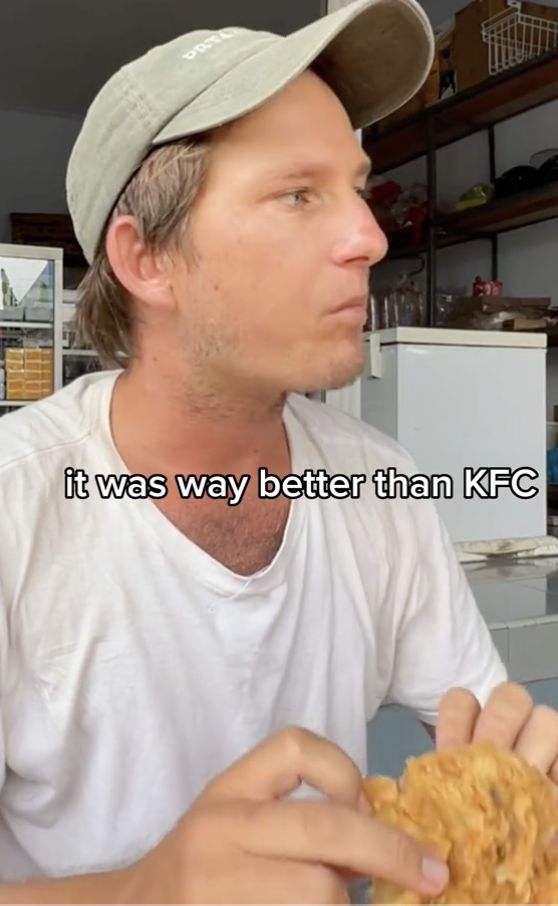Cicip Fried Chicken Kaki Lima, Bule Ini Sebut Lebih Enak dari KFC!