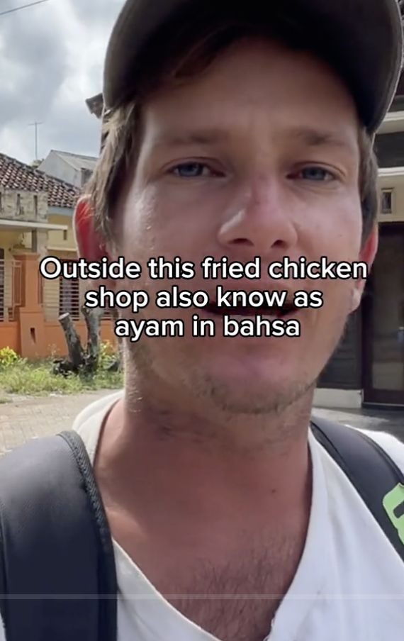 Cicip Fried Chicken Kaki Lima, Bule Ini Sebut Lebih Enak dari KFC!