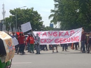 Warga di Medan Demo Desak Rocky Gerung Ditangkap Terkait Dugaan Hina Jokowi