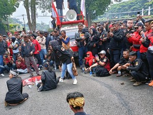 Massa di Bandung Demo Protes Rocky Gerung Dianggap Hina Jokowi