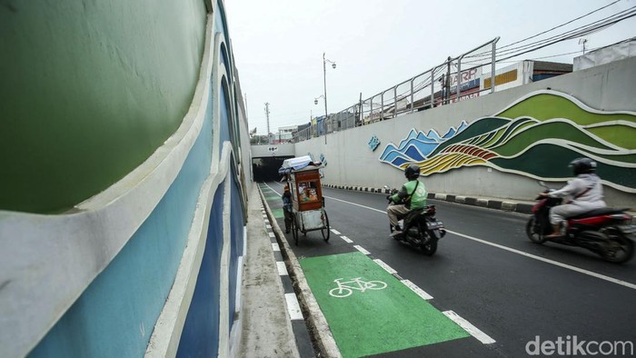 Depok Kini Punya Jalur Sepeda Sejumlah ruas jalan di Depok, Jawa Barat, kini dilengkapi jalur sepeda, Rabu (2/8/2023). Ini penampakannya.