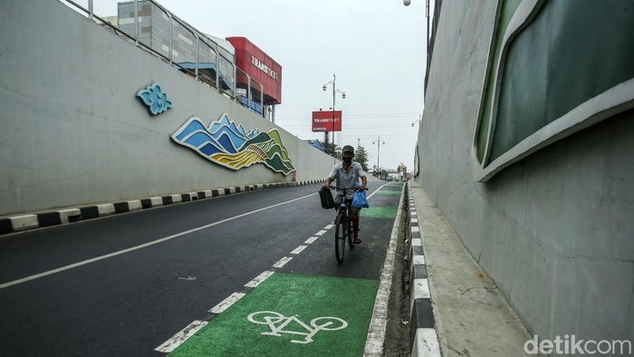 Sejumlah ruas jalan di Depok, Jawa Barat, kini dilengkapi jalur sepeda, Rabu (2/8/2023). Ini penampakannya.