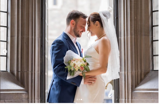 Dewi Rezer mengungkap pernikahannya dengan Ethan Alarmk melalui unggahan Instagram @bridestory. “Setelah 6 tahun berpacaran & menjalani long distance relationship, aktris sekaligis model @rezerdewi & @cangguru resmi menikah!” demikian keterangan yang ditulis di Instagram. Foto: Dok. @prito.reza via @thebridestory