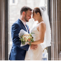 Dewi Rezer mengungkap pernikahannya dengan Ethan Alarmk melalui unggahan Instagram @bridestory. “Setelah 6 tahun berpacaran & menjalani long distance relationship, aktris sekaligis model @rezerdewi & @cangguru resmi menikah!” demikian keterangan yang ditulis di Instagram. Foto: Dok. @prito.reza via @thebridestory