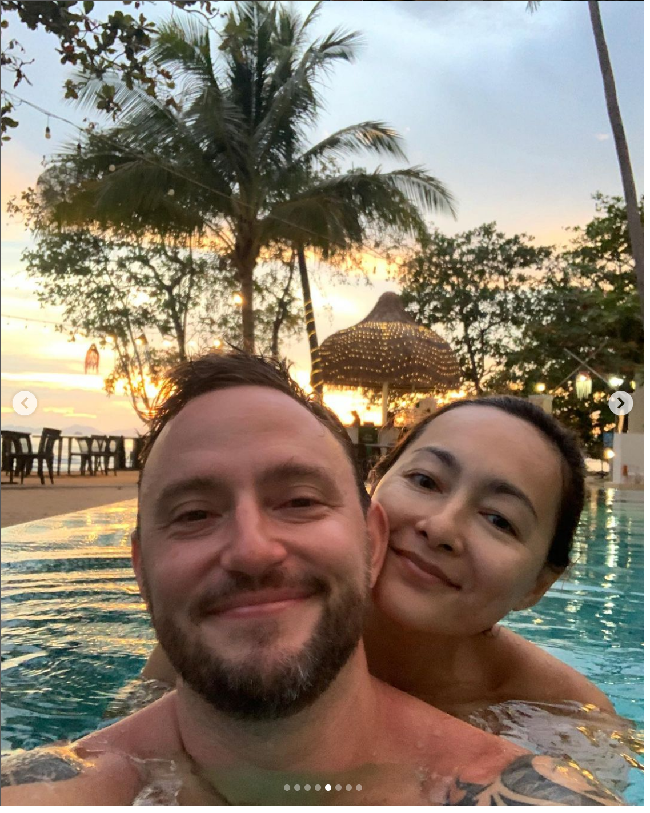 Sebelumnya Dewi Rezer menyampaikan kabar bahagia dirinya dilamar Ethan Alarmk melalui unggahan di Instagram pada Okober 2022. Dewi dilamar Ethan di Pantai Malibu, California, Amerika Serikat. Foto: Dok. @prito.reza via @thebridestory