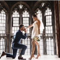 Dalam foto yang diunggah ke Instagram terlihat mantan istri Marcelino Lefrandt tampil simpel minimalis di hari pernikahannya. Dewi mengenakan gaun pengantin berpotongan mini berwarna putih, kalung mutiara dan veil putih yang menghiasi rambut cepolnya. Foto: Dok. @prito.reza via @thebridestory