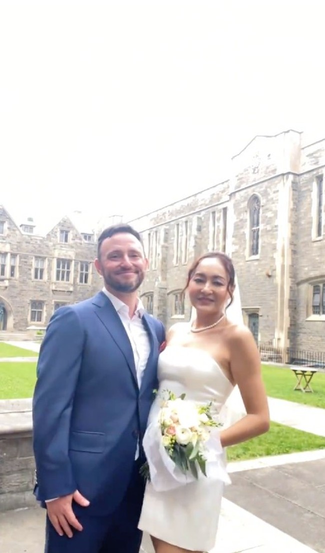 Gaun pengantin simpel yang dikenakan Dewi Rezer ini disebut karya dari Mas Ipun - Fun Collection. Foto: Dok. @prito.reza via @thebridestory