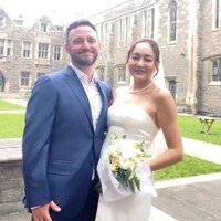 Gaun pengantin simpel yang dikenakan Dewi Rezer ini disebut karya dari Mas Ipun - Fun Collection. Foto: Dok. @prito.reza via @thebridestory