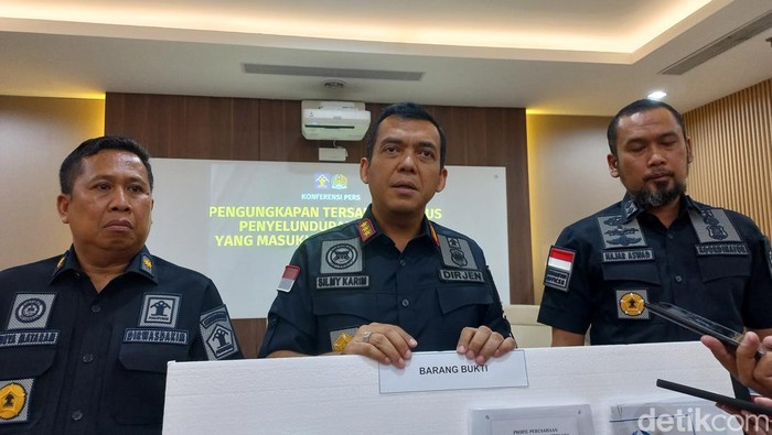 Ditjen Imigrasi menetapkan perempuan berinisial ODG (37) sebagai tersangka kasus dugaan percobaan penyelundupan manusia (Anggi/detikcom)