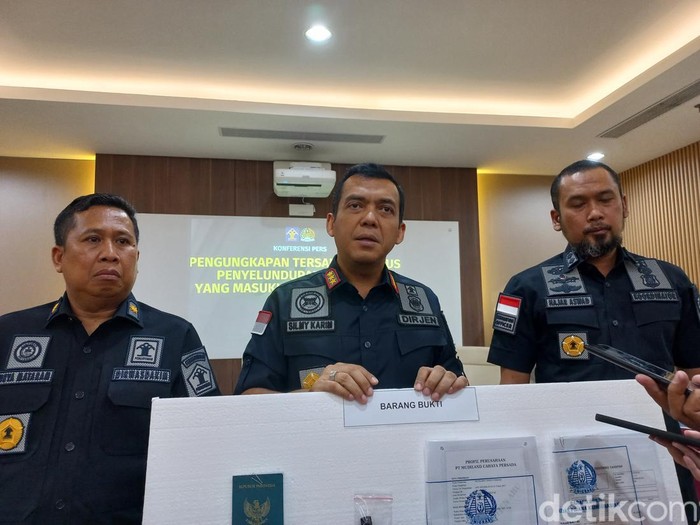 Ditjen Imigrasi menetapkan perempuan berinisial ODG (37) sebagai tersangka kasus dugaan percobaan penyelundupan manusia (Anggi/detikcom)
