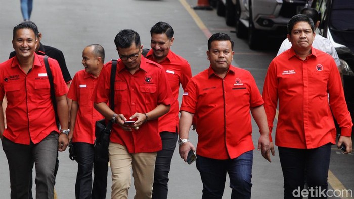 DPP PDIP Laporkan Rocky Gerung ke Bareskrim Polri Johannes Oberlin L Tobing, anggota Tim Badan Bantuan Hukum dan Advokasi Rakyat (BBHAR) DPP PDI Perjuangan bersama tim mendatangi bareskrim mabes polri, Jakarta, Rabu (2/8/2023). Dewan Pimpinan Pusat Partai Demokrasi Indonesia Perjuangan atau DPP PDIP melaporkan Rocky Gerung ke Bareskrim Polri hari ini. Laporan dibuat atas dugaan fitnah dan hoaks dalam pernyataan Rocky di hadapan para buruh dan serikat pekerja yang kemudian viral di media sosial.