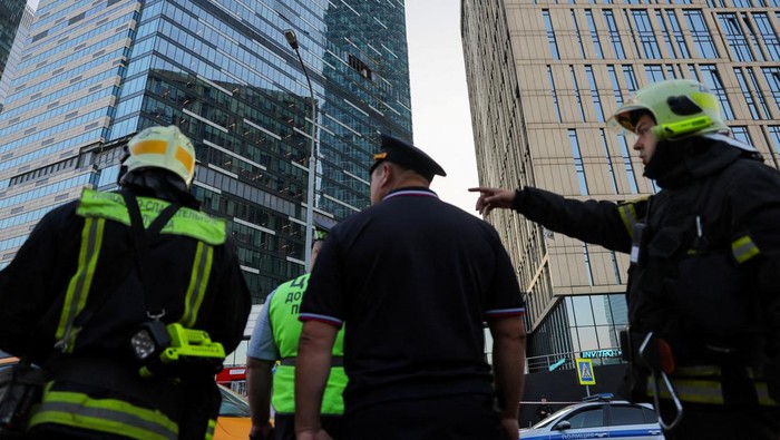 Members of security services investigate a damaged office building in the Moscow City following a reported Ukrainian drone attack in Moscow Russia, August 1, 2023. REUTERS/Evgenia Novozhenina