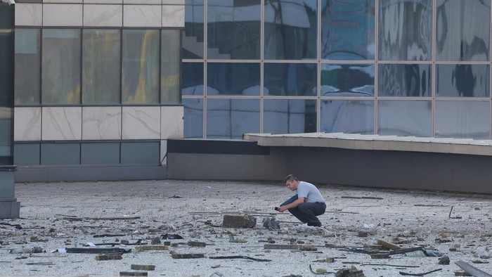 Members of security services investigate a damaged office building in the Moscow City following a reported Ukrainian drone attack in Moscow Russia, August 1, 2023. REUTERS/Evgenia Novozhenina