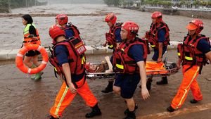 Korban Banjir di Beijing Dievakuasi