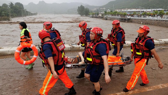 Evakuasi Korban Banjir di Beijing Hujan deras memicu banjir yang merendam rumah hingga jalanan di Beijing, China, Selasa (1/8/2023) Tim SAR pun dikerahkan untuk mengevakuasi warga yang menjadi korban banjir.
