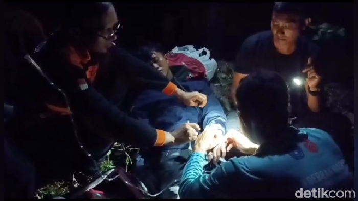 Evakuasi pendaki yang mengalami hipotermia di Gunung Lemongan, Lumajang.
