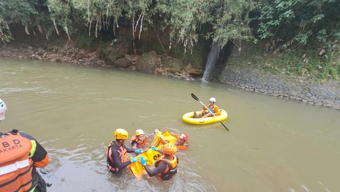 Foto: Tim SAR Gabungan menemukan jasad bocah yang tenggelam akibat terpeleset saat BAB di Kali Ciliwung (dok IG @basarnas.jakarta)