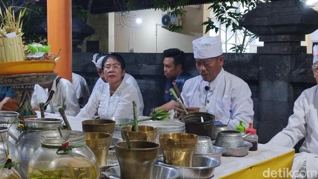 Jemaat Hindu melaksanakan prosesi ibadah Hari Raya Galungan di Pura Agung Giri Natha, Semarang, Rabu (2/7/2023).