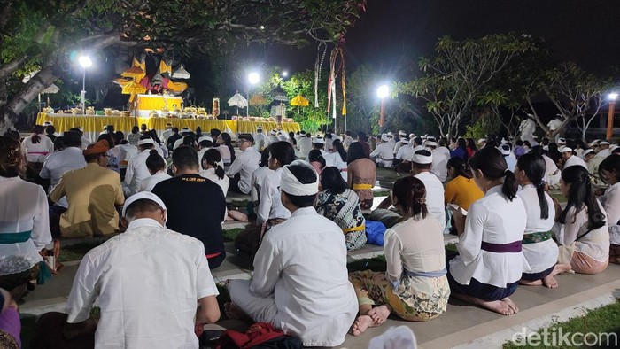 Jemaat Hindu melaksanakan prosesi ibadah Hari Raya Galungan di Pura Agung Giri Natha, Semarang, Rabu (2/7/2023).