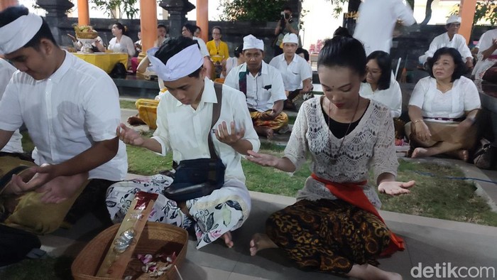 Jemaat Hindu melaksanakan prosesi ibadah Hari Raya Galungan di Pura Agung Giri Natha, Semarang, Rabu (2/7/2023).