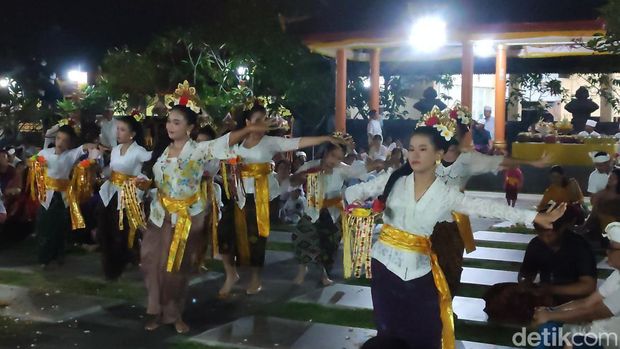 Jemaat Hindu melaksanakan prosesi ibadah Hari Raya Galungan di Pura Agung Giri Natha, Semarang, Rabu (2/7/2023).
