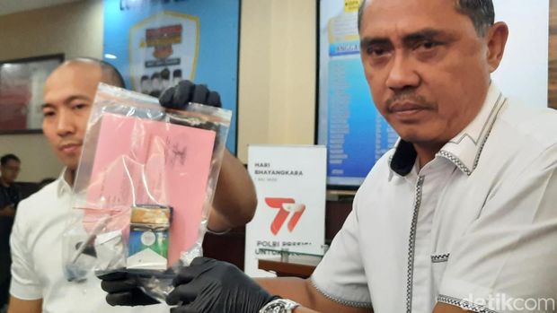 Ganja seberat 4 gram disita polisi dari tangan model Karenina Anderson. Ganja tersebut dibeli seseorang bernama P. (Annisa AR/detikcom)