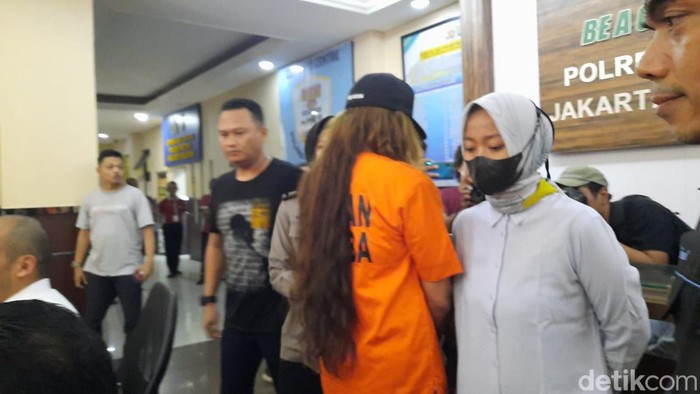 Ganja seberat 4 gram disita polisi dari tangan model Karenina Anderson. Ganja tersebut dibeli seseorang bernama P. (Annisa AR/detikcom)