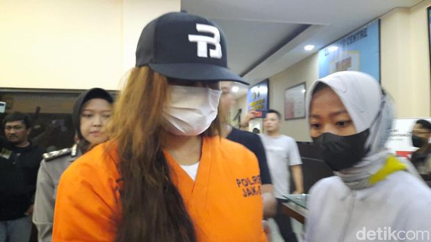 Ganja seberat 4 gram disita polisi dari tangan model Karenina Anderson. Ganja tersebut dibeli seseorang bernama P. (Annisa AR/detikcom)