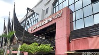 Hotel Garuda Citra menghentikan operasionalnya terhitung 1 April 2023. Hotel ini sempat terseok-seok di masa pandemi COVID-19, padahal letaknya cukup strategis karena dekat dengan Masjid Raya Al Mahsun dan pusat kota. (Kartika Sari/detikSumut)