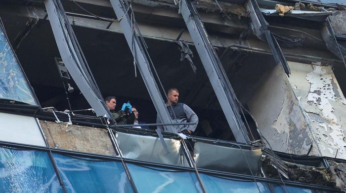 Gedung Perkantoran Rusia 2 Kali Kena Drone Ukraina, Begini Jadinya Emergency personnel work near a damaged office building in the Moscow City following a reported Ukrainian drone attack in Moscow Russia, August 1, 2023. REUTERS/Evgenia Novozhenina