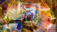 Pengunjung melihat batik dalam acara GBN 2023 di Senayan Park, Jakarta, Rabu (2/8/2023). Acara itu digelar oleh Yayasan Batik Indonesia.  